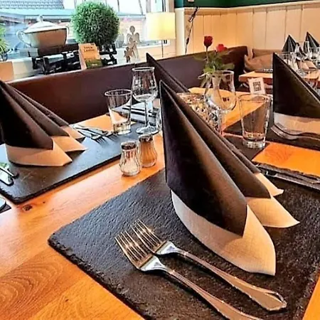 & Restaurant Huellen מלון 3*