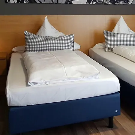 & Restaurant Huellen 3* בארוויילר