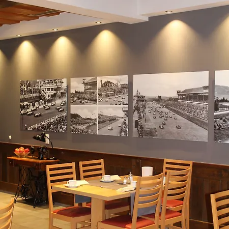 & Restaurant Huellen מלון