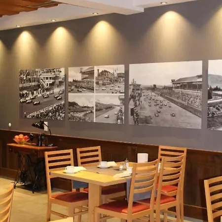 & Restaurant Huellen מלון 3*