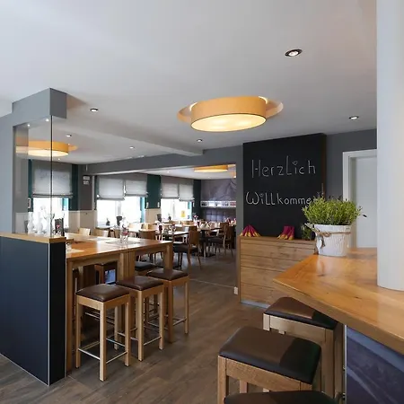 & Restaurant Huellen فندق Barweiler